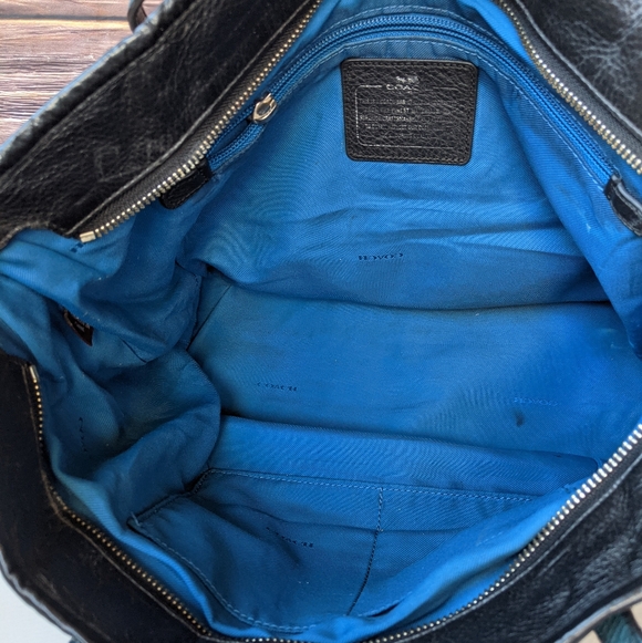 Coach tote bag featuring the brand's iconic horse and carriage logo - Picture 7 of 11